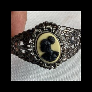 Vintage Cameo Bracelet in Black and Cream